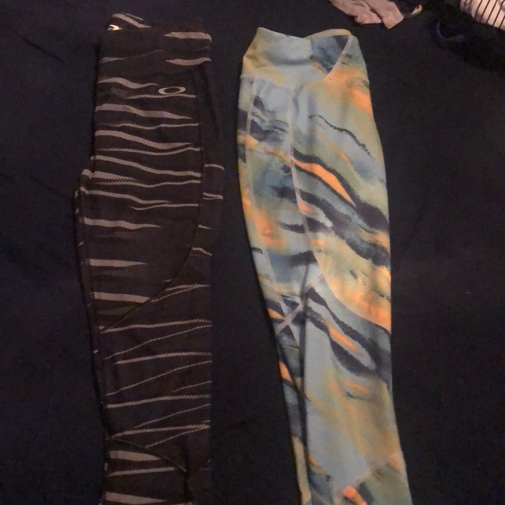 2 Oakley leggings